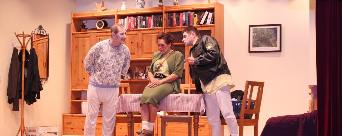 Im Bild ist eine Szene vom Peichinger Bauerntheater zu sehen.