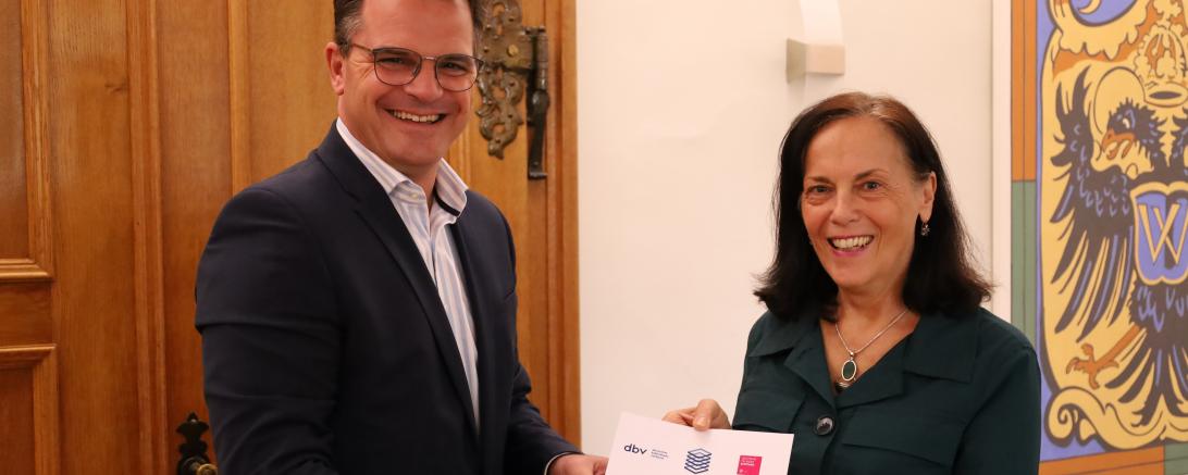 Oberbürgermeister Jürgen Sorré und Bibliotheksleiterin Evelyn Leippert-Kutzner bei der Auszeichnung der Donauwöther Stadtbibliothek.