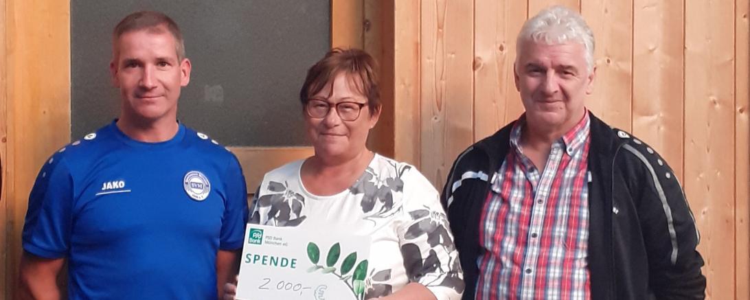 Die Spartenleitung der Vereine bekomemen die Spende überreicht.
