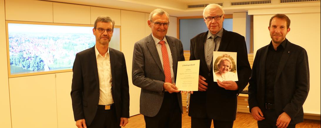 Die Übergabe der Stiftungsurkunde in Oettingen