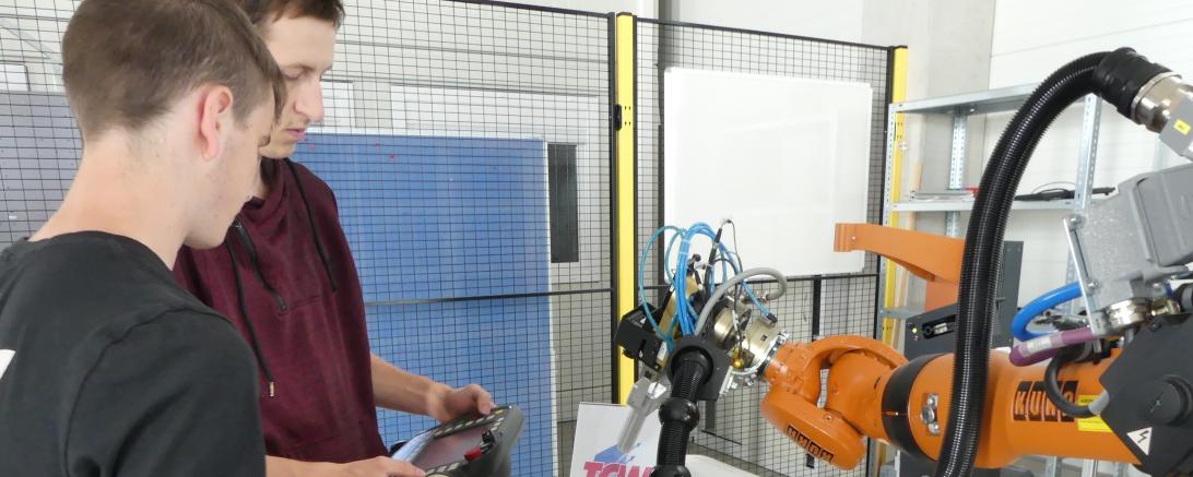 TCW-Technikexperte Marcel Meyer erklärt Schüler, wie ein Roboter funktioniert und programmiert wird. 