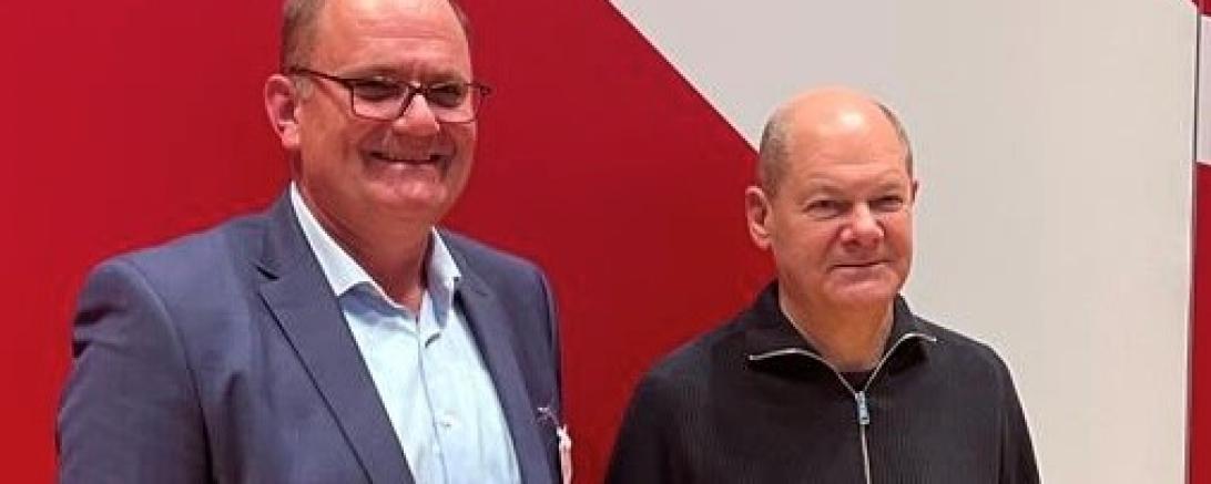 Georg Wiedemann mit dem Bundeskanzler Olaf Scholz.