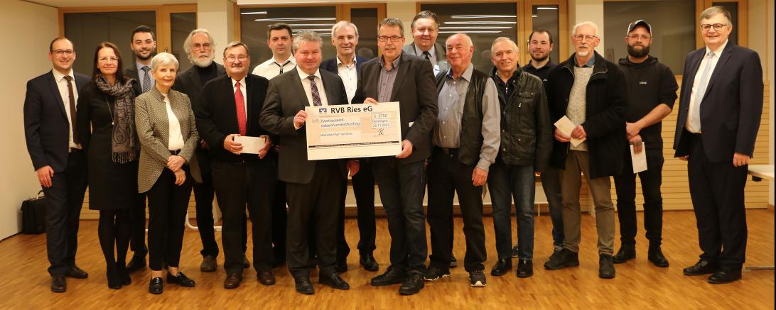 Mitarbeiterinnen und Mitarbeiter der RVB Ries in Oettingen mit den Vertreterinnen und Vertretern der Hainsfarther Vereine bei der Spendenübergabe.