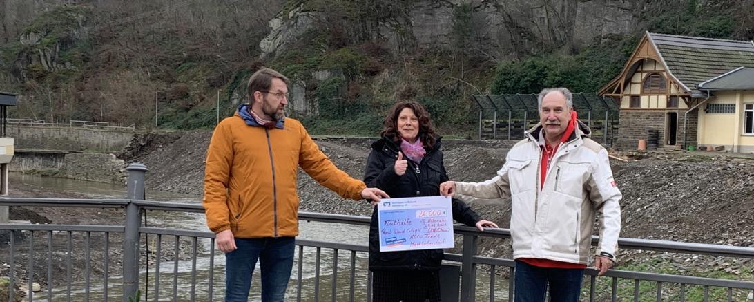 Im Bild ist die Spendenübergabe im Ahrtal zu sehn.