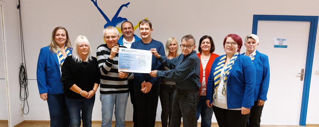 Die Vorsitzenden der Blaumeisen und der Behinderteneinrichtungen bei der Spendenübergabe.