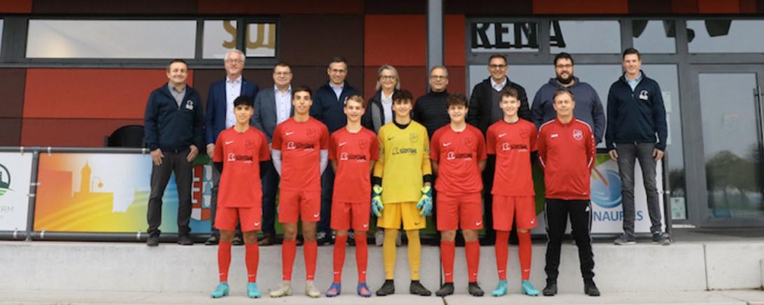 Südstahl bedankte sich beim offiziellen Fototermin für die Zusammenarbeit und wünscht dem Verein viel Erfolg in der „Südstahl Arena".