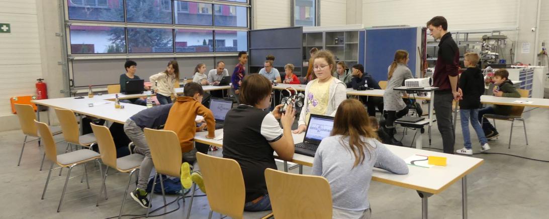 Schüler der Realschulen Maria Stern Nördlingen und Maria Ward Wallerstein lernen spielerisch den Roboterbau und die Roboterprogrammierung. 