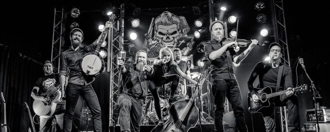 Im Bild ist die Ski King Band zu sehen.