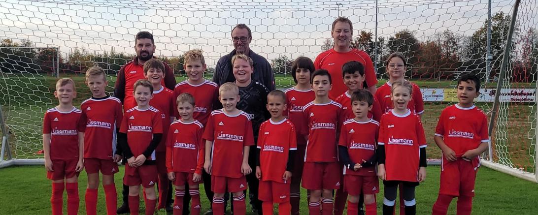 Die Jugend-Kicker freuen sich sichtlich über die neuen Trikots.