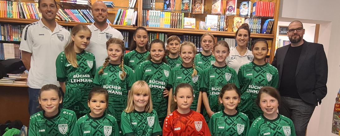 Die erste Mädchenmannschaft mit ihren neuen Trikots.