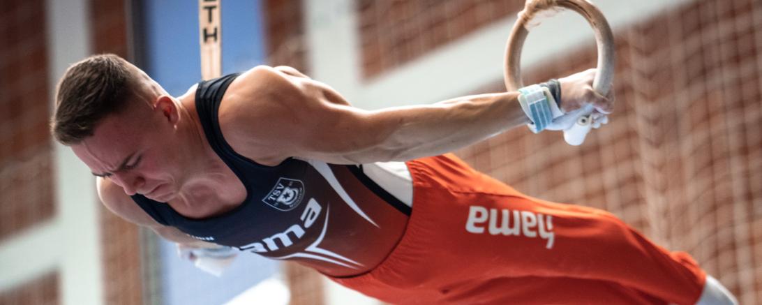 Pavel Karnejenko bei einem hochwertigen Kraftelement an den Ringen.