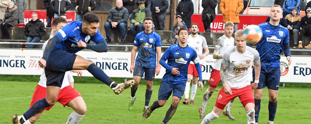 Matthew Loo nimmt den Ball Volley, verfehlt aber das Tor.