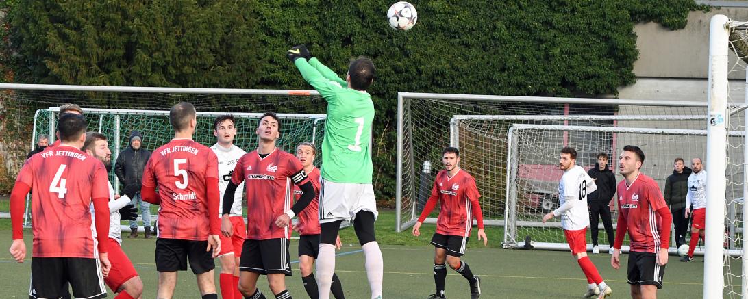 Das 1:0 nach Ecke - der Ball senkt sich wie eine Bogenlampe nach Faustabwehr vom Torwart ins eigene Tor.