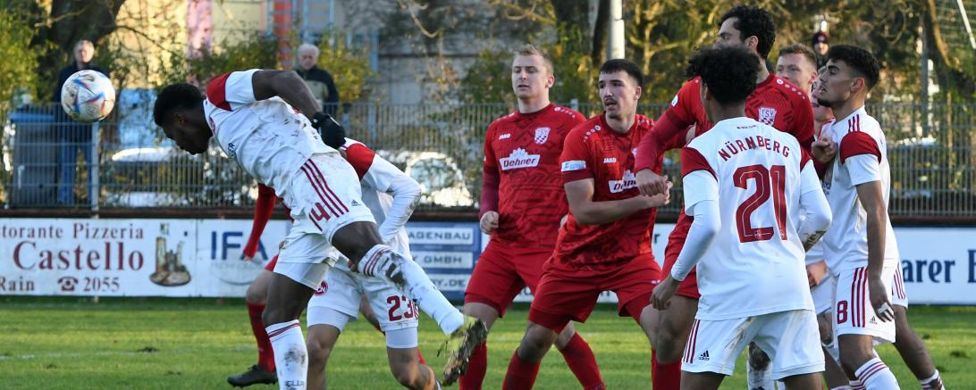Eine Spielszene des Spieles zwischen dem TSV Rain und dem FC Nürnberg.