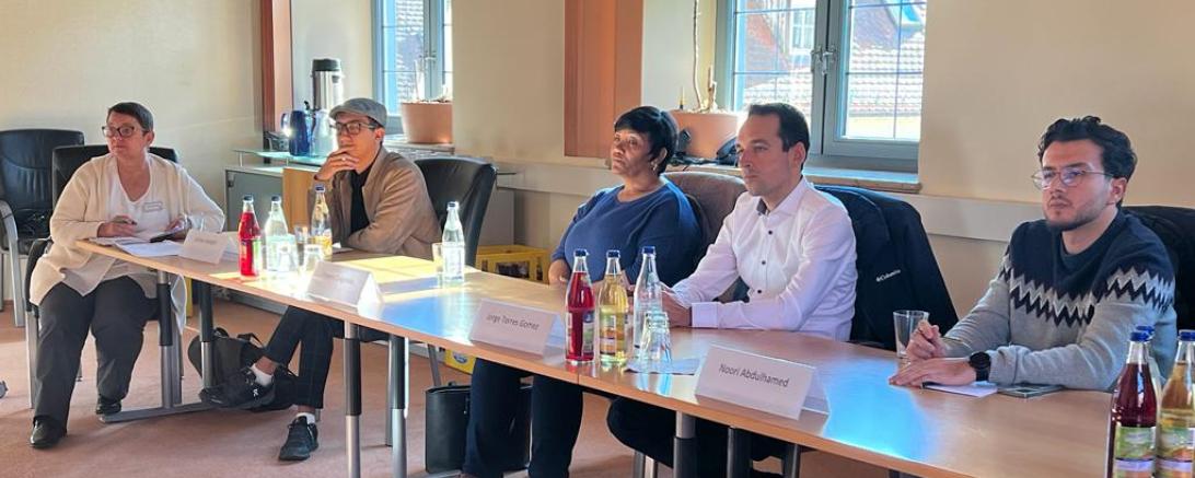 Vier Mitbürgerinnen und Mitbürger mit Migrationshintergrund