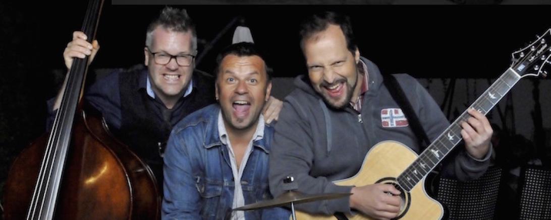 Im Bild sind the Village Boyz zu sehen.