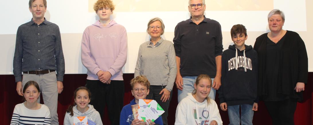 (v.l.n.r.): Emily Herbold, Emma Wiedemann, Ralf Baur und Alina Steinmeyer