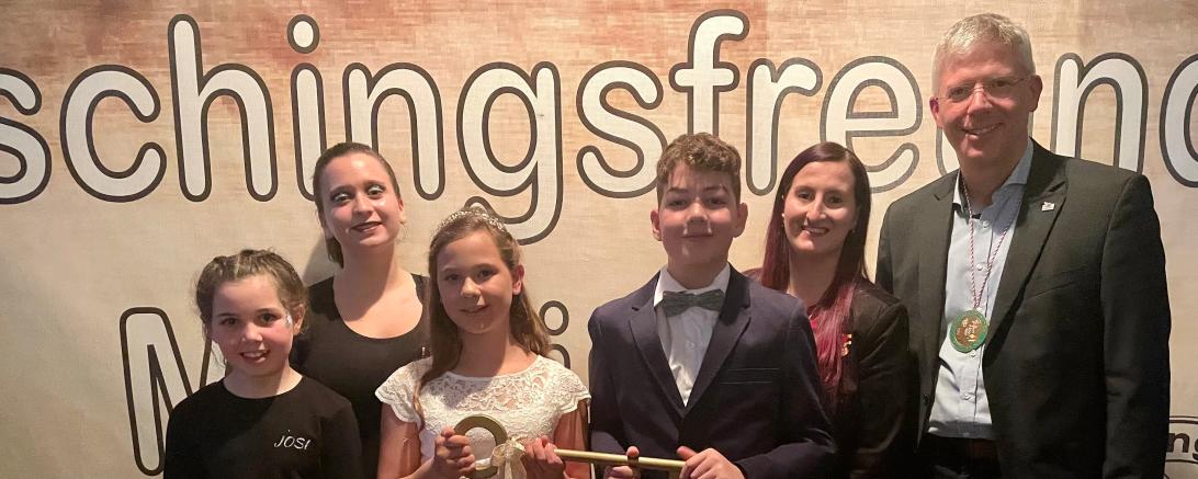 Am 11.11 eröffneten die Mertinger Faschingsfreunde die närrische Zeit und präsentierten ihr Kinderprinzenpaar. Auf dem Bild zu sehen (von links): Josi Schwarz, Hofmarschall-Azubine, Luna Bläßing, Kinderhofmarschallin, Prinzessin Stella I., Prinz Sebastian II., Sandra Hurler, Hofmarschallin und Bürgermeister Veit Meggle. 