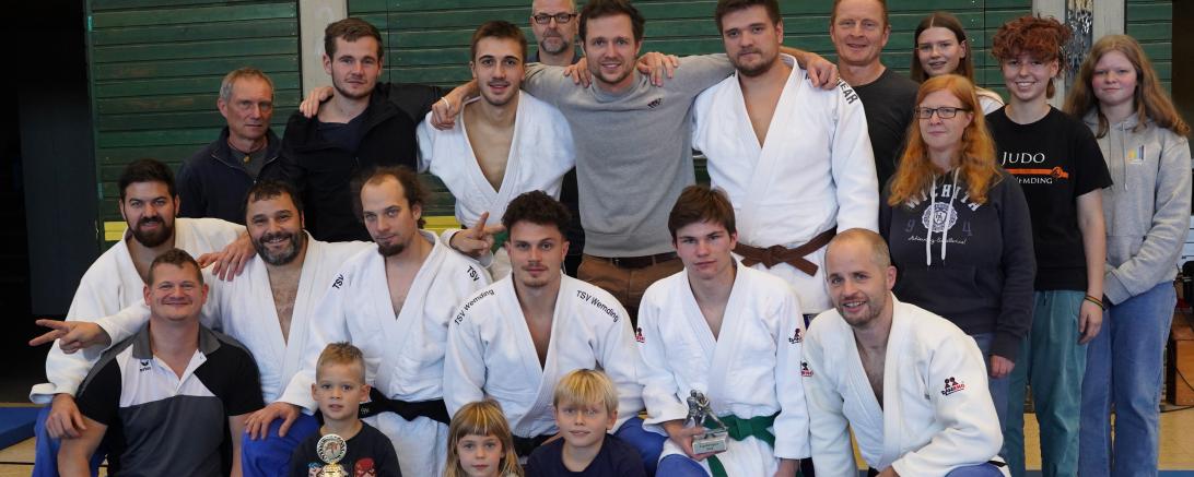 Wemdinger Judoteam mit Abteilungsleiter Jörg Fackler (vorne links), Ligacoach Marco Schmidt (rechts daneben), Ligacoach Markus Lachner (stehend in der Mitte).