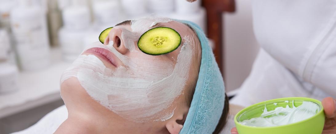 Eine Frau mit einer Gesichtsmaske.