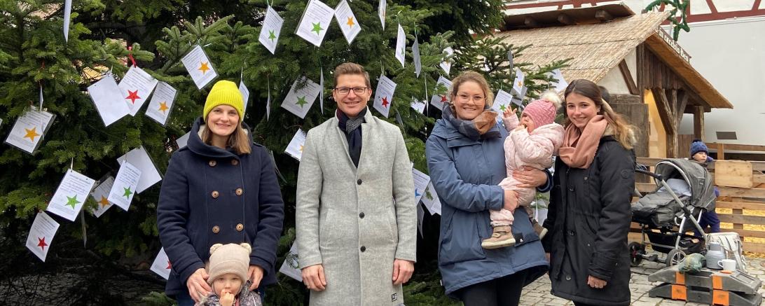 Weihnachtswünsche wurden am Weihnachtsbaum am Marktplatz aufgehängt und warten nun darauf, von den Rieserinnen und Riesern erfüllt zu werden. 