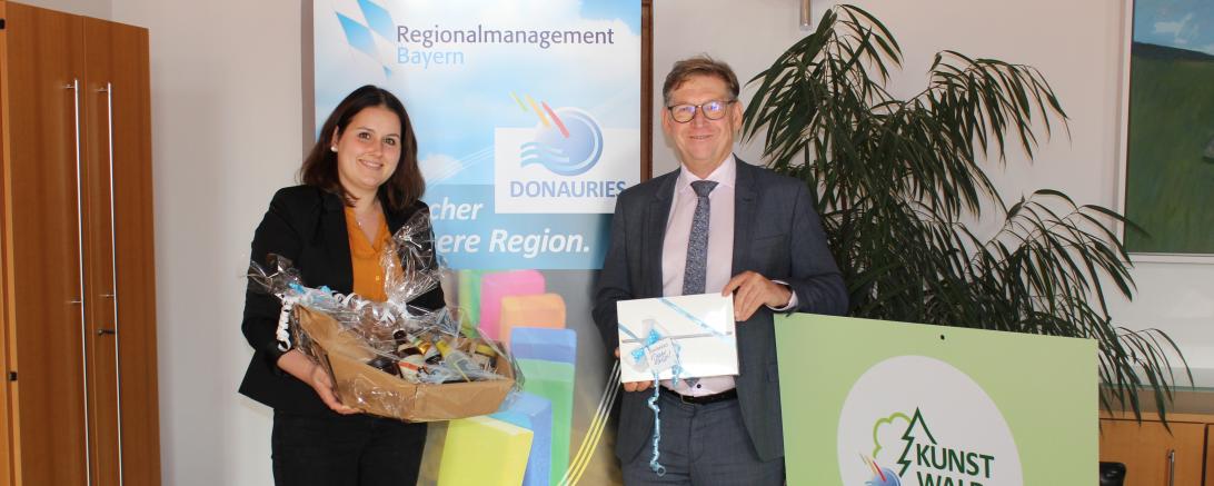 Regionalmanagerin Jennifer Werner und Landrat Stefan Rößle ermittelten die Gewinner beim Projekt KunstWaldbaden.