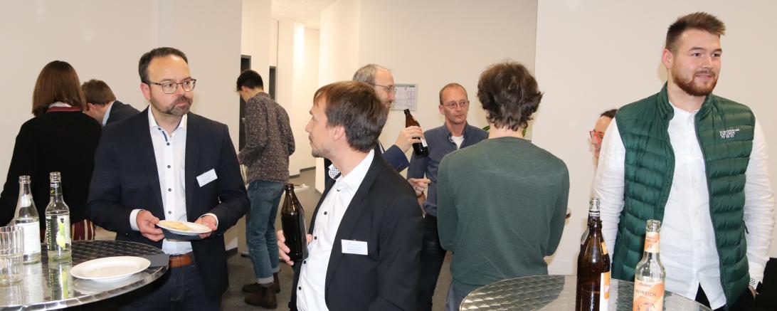 Nach den Impulsvorträgen tauschten sich die Teilnehmenden angeregt in den Räumlichkeiten des TTZ Data Analytics in Donauwörth über die Herausforderungen der Digitalisierung und der Energiewende in Unternehmen aus. 