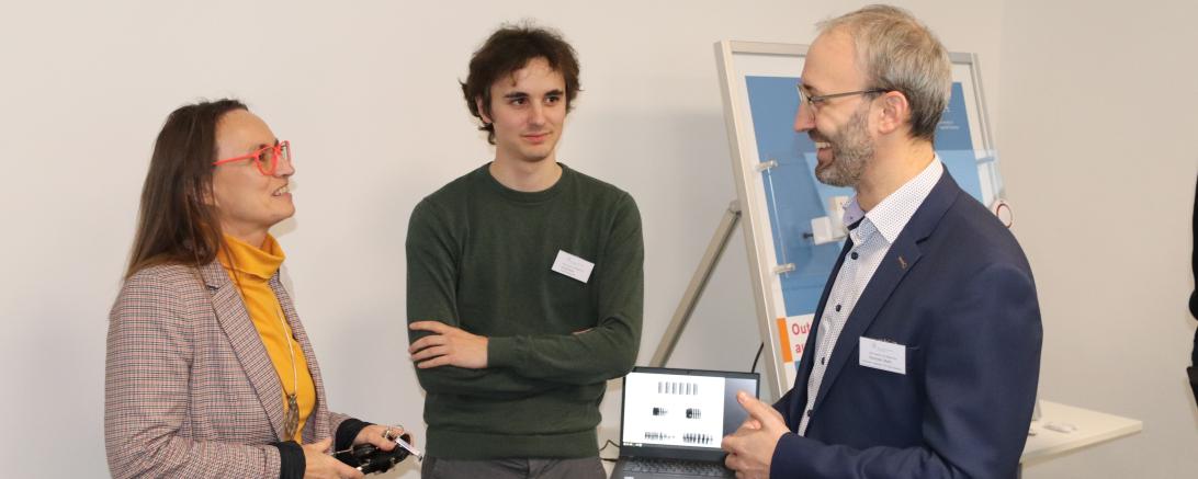 Prof. Dr. Dominik Merli (rechts) im Gespräch mit Mitarbeitenden des Landratsamts. 