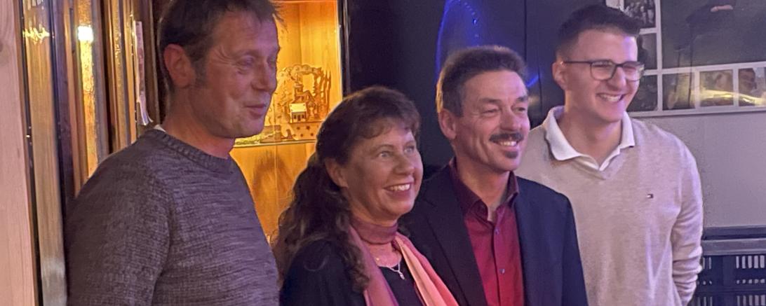 Ehrung für Petra Schwarz (v.l.n.r.: Renè Hackert, Petra Scharz, Rüdiger Schwarz, Niklas Scheuerer