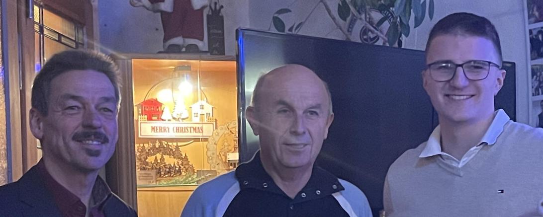 Ehrung für Günther Gierak (60 Jahre im VSC), v.l.n.r.: Rüdiger Scharz, Günther Gierak, Niklas Scheuerer