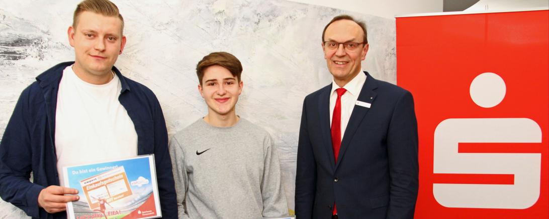 Das Bild zeigt (von links) Niklas Bumberger aus Asbach-Bäumenheim, Redzheb Redzheb aus Donauwörth und Sparkassendirektor Johann Natzer.