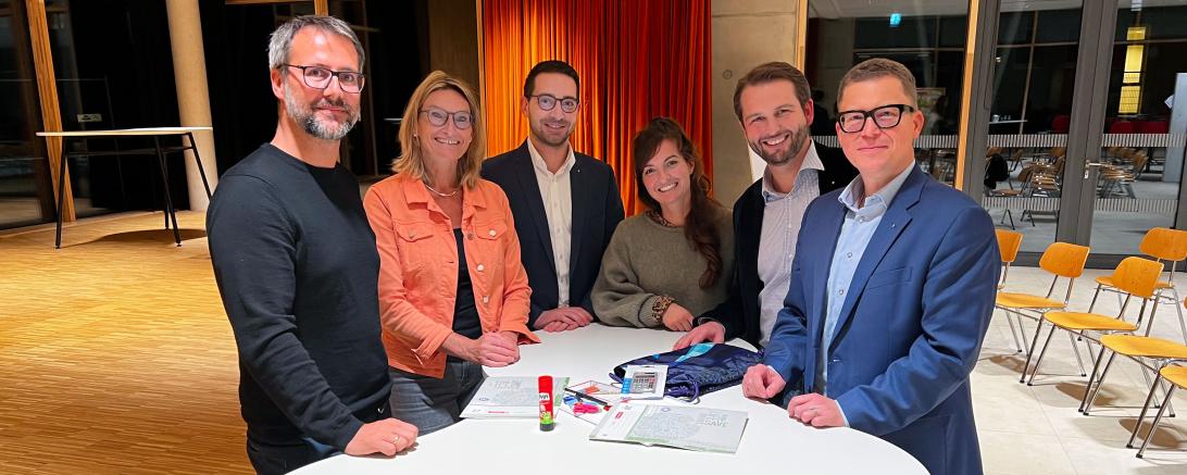 v.l.: Präsident Steffen Höhn, Schulleiterin Marga Riedelsheimer, Activity-Beauftragter Moritz Pösl, Lehrerin Theresa Wizinger, Vorsitzender Förderverein Mittelschule Sven Gaudernack. Frau Wizinger zeigt ein "Starterkit".