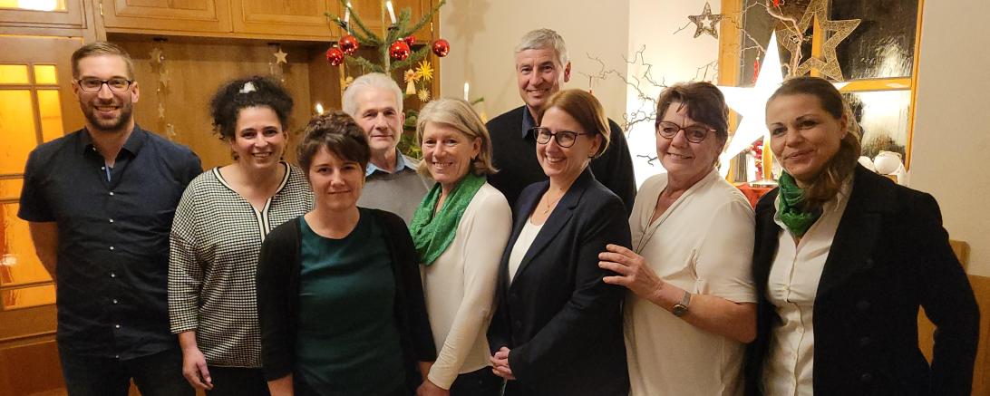 v.l.: Frank Weigl (ausgeschiedener Betriebshelfer), Tanja Göggerle (Stellv. Stationsvorsitzende), Charlotte Funk (Dorfhelferin), Friedrich Reule (ausgeschiedener Betriebshelfer), Claudia Braun (Einsatzleiterin), Wolfgang Gerstenmeyer (Betriebshelfer), Nicole Binger (Stationsvorsitzende)  Helga Strobel (Dorfherlferin), Sandra Roth (Einsatzleiterin), nicht auf dem Foto Betriebshelfer Andreas Stoll und ausgeschiedener Betiebshelfer Bernhard  Rebeledonauwörth.