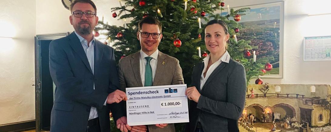 Matulka electronic spendet 1.000 Euro für die Nördlinger Hilfe in Not. 
