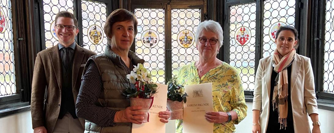Anita Pflanz und Hannelore Kern werden für 25 Jahre im öffentlichen Dienst geehrt.