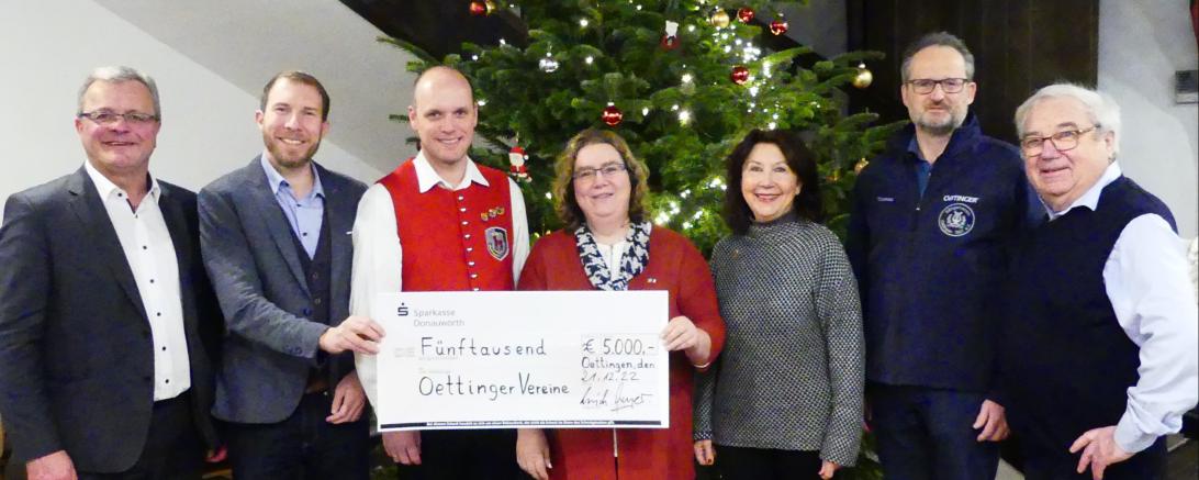 Das Bild zeigt von links Gebietsdirektor Erich Meyer von der Sparkasse Donauwörth, Erster Bürgermeister Thomas Heydecker, Jürgen Greß (Blaskapelle Lehmingen), Doris Thalhofer und Ulla Hopf (Freundeskreis Oettingen-Rochechouart), Thomas Frenz (Sängerverein 1861 Oettingen) und Ernst Christ (Obst- und Gartenbauverein). 