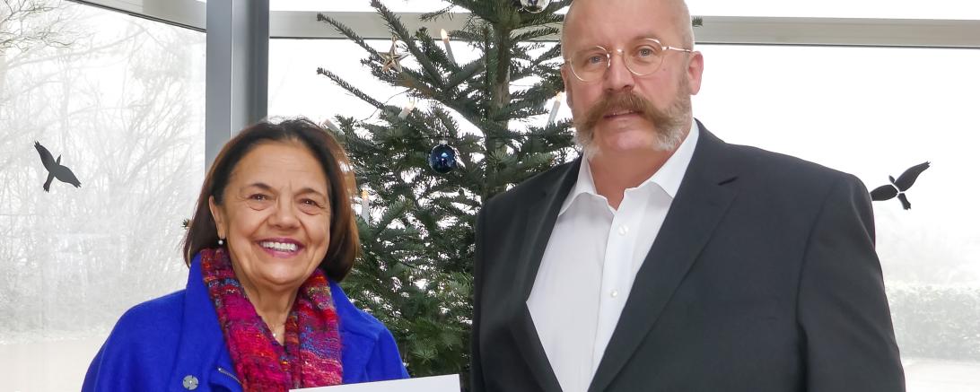 Thomas Schröttle übergibt Frau Rosmarie Schweyer den Spendencheck.