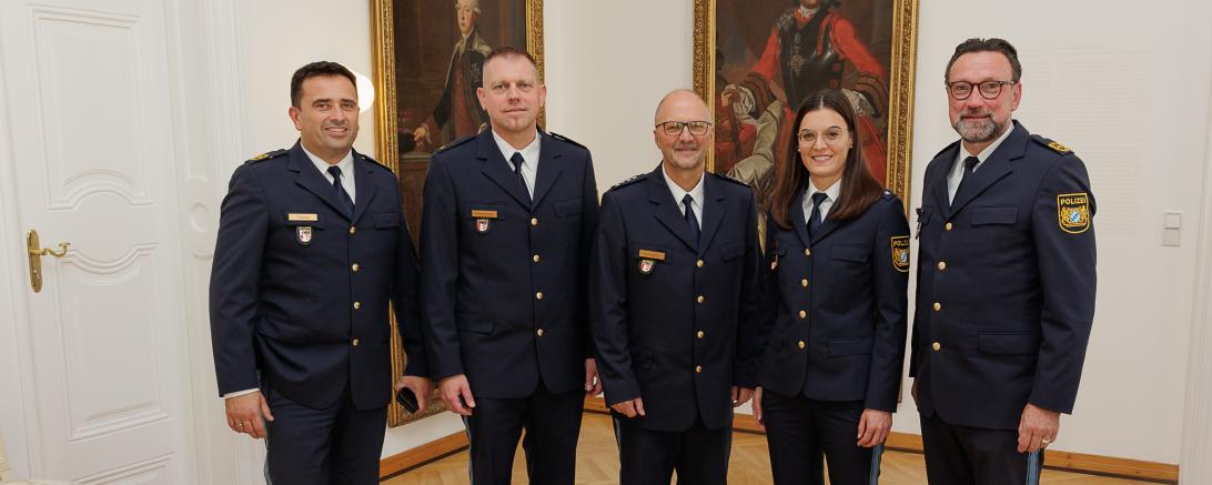 Das Bild zeigt von links nach rechts den Vize-Präsidenten des Polizeipräsidiums Schwaben Nord Markus Trebes, Benjamin Dannemann, Thomas Scheuerer, Maria Enslin und den Präsident Martin Wilhelm.
