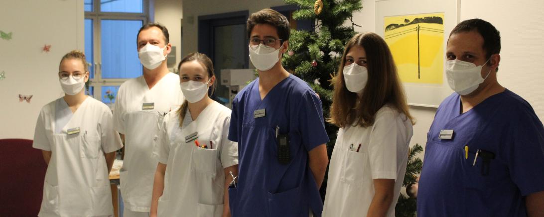 Lisa Eberle (3. v. l.) mit einem Teil der Pflegekräfte und Ärzte der Corona-Station 6.