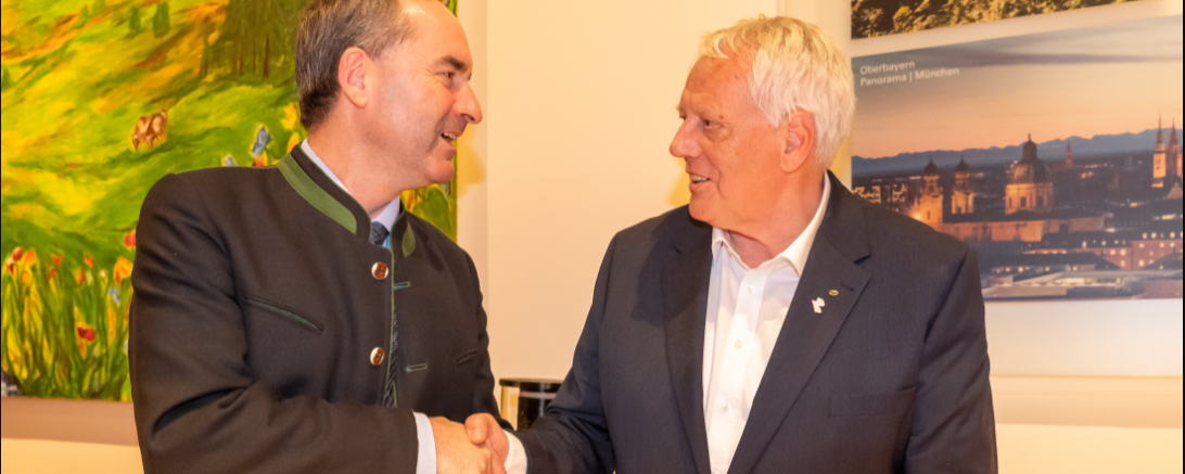 Wirtschaftsminister Aiwanger überreicht die Auszeichnung an den Gastronomen Ulrich Max Großmann 