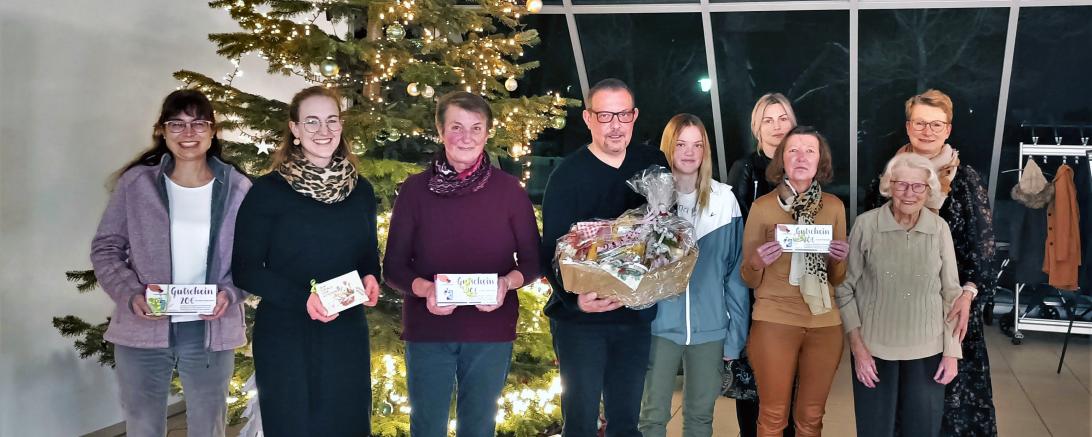 Frau Maria Habermeyer, Frau Luise Fischer , Frau Josefine Stöckl, Ehemann und Tochter als Vertretung der Siegerin Frau Vanessa von Holdt-Szepessy von Negyes, Frau Krystyna Wojnicka (Pflegedienstleitung), Frau Martina Mittel, Frau Charlotte Hofgärtner (Mitglied der Jury) und Frau Ulrike Wurm (Einrichtungsleitung)