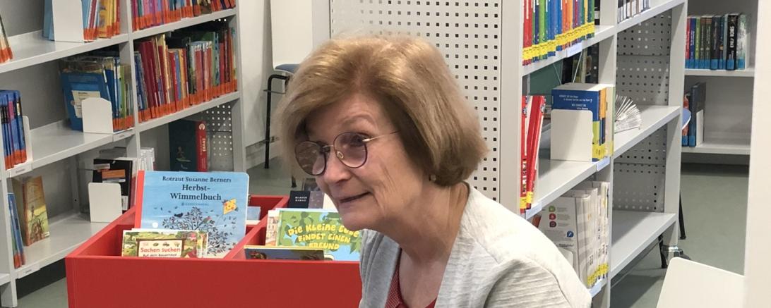 Das Bild zeigt die stellvertretende Landrätin Frau Ursula Kneißl-Eder beim Vorlesenachmittag 