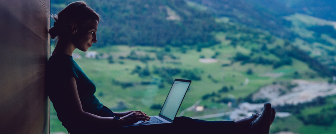 Frau arbeitet am Laptop. 