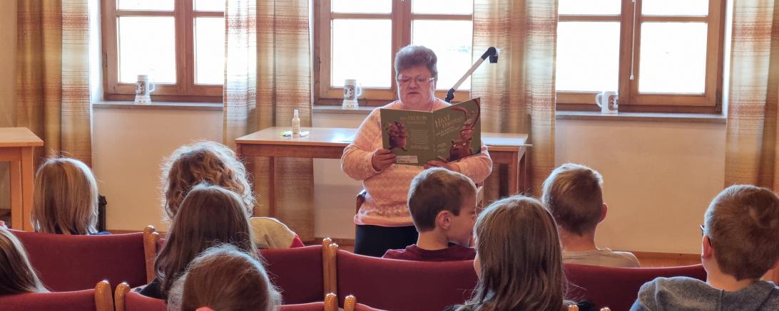 Das Bild zeigt Frau Sibylle Stuhler beim Vorlesenachmittag 