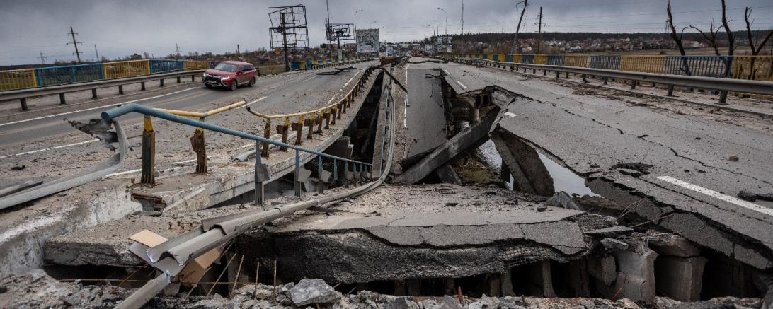 Zusammengestürzte Brücke im Krieg