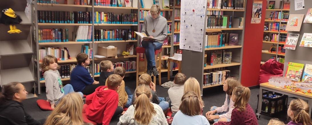 Das Bild zeigt Frau Gabi Pfefferer beim Vorlesenachmittag 