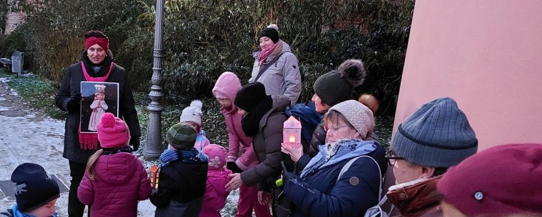 Im Bild zu sehen ist die Kinder-Führungen am Luzia-Tag mit Tourismusleiterin Ulrike Steger