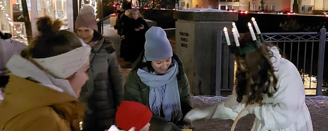 Im Bild zu sehen: Die Donauwörther „Luzia“ Hanna Leibhammer beschenkt die Kinder