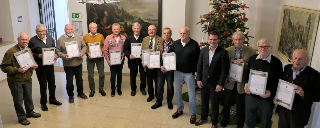 Die Mitglieder der BI und der Bürgermeister Jürgen Sorre bei der Danksagung.