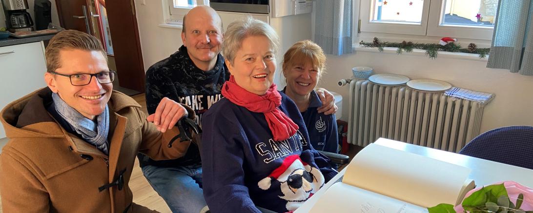 Preisträgerin Ingeborg Barisch verewigt sich im Goldenen Buch der Stadt Nördlingen.